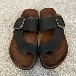 NEW Cliffs sandals size 5.5.